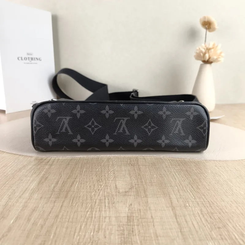 Louis Vuitton Crossbody Bag District Messenger Bag Monogram PVC Small 25 × 7 × 22 cm — cover view 3 of 5