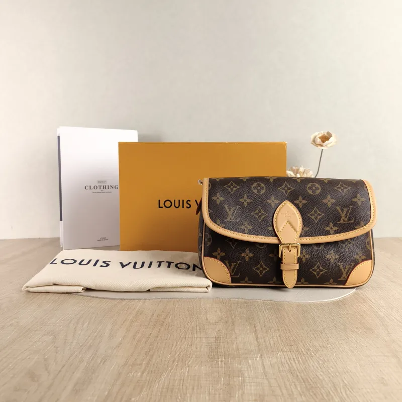Louis Vuitton Crossbody Bag Diane Baguette Bag Shoulder Strap PVC Small 24 × 9 × 15 cm — cover view 2 of 6