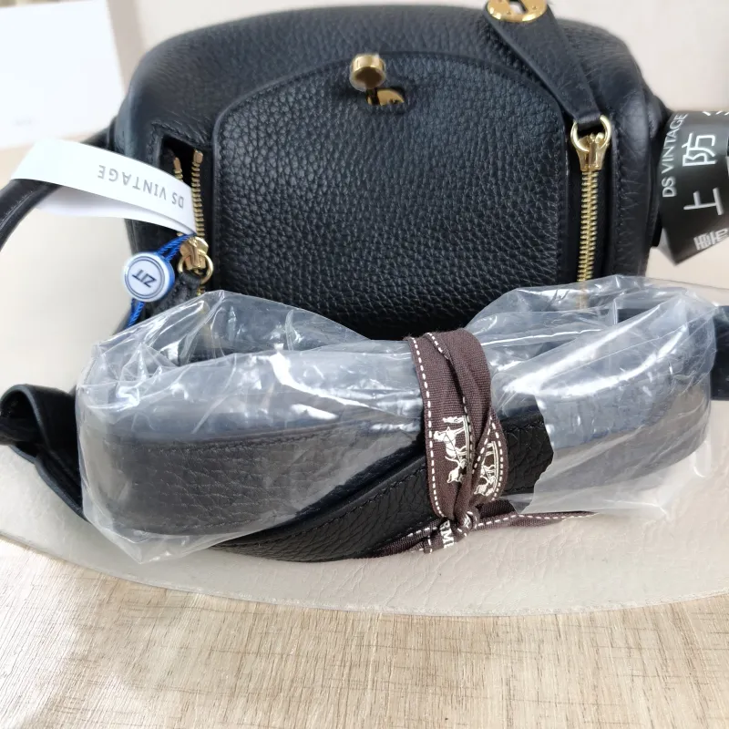 Hermès Shoulder Bag Lindy Mini 19 Black Taurillon Clemence TC Calfskin Mini 19 × 9 × 13 cm G — detail view 10 of 11