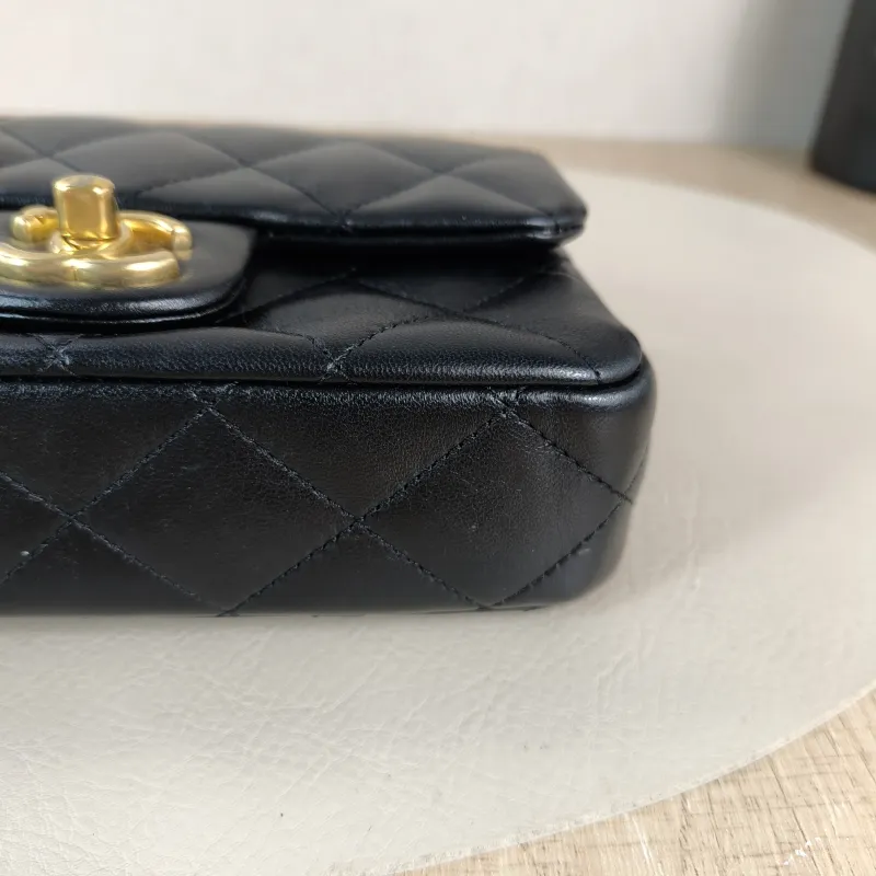 Chanel Crossbody Bag Black Lambskin 18 × 5 × 12 cm — detail view 9 of 11