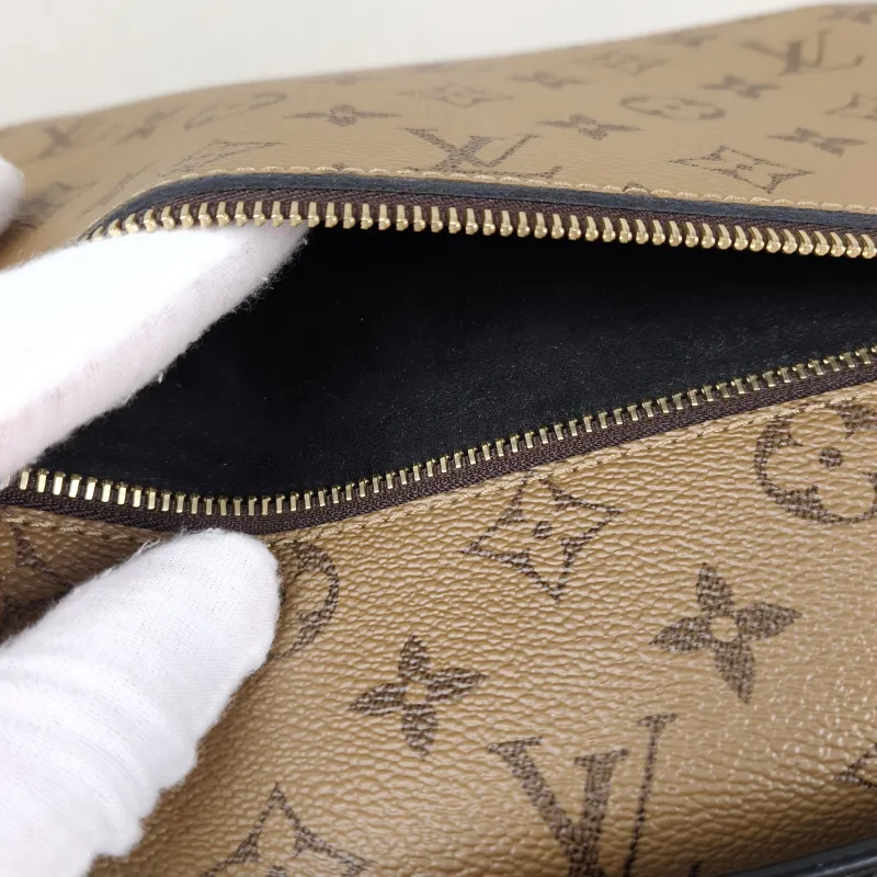 Louis Vuitton Crossbody Bag Pochette Métis Monogram Colorblock PVC Medium 25 × 7 × 19 cm — detail view 4 of 12