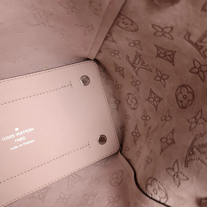 Louis Vuitton Shoulder Bag Hina Pink Calfskin Small 23 × 13 × 21 cm — detail view 4 of 10