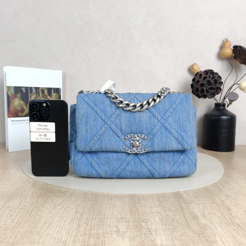Chanel Crossbody Bag22p 19bag Small26 × 9 × 16 cm — cover view 2 of 5