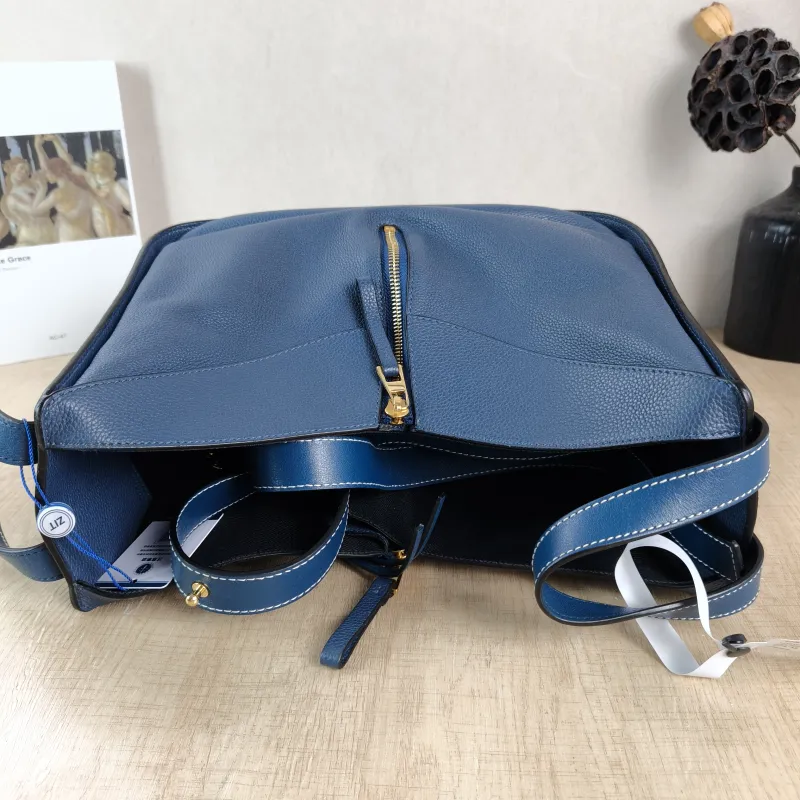 LOEWE Crossbody Bag Hammock Navy Calfskin Medium 29 × 14 × 32 cm — detail view 5 of 9
