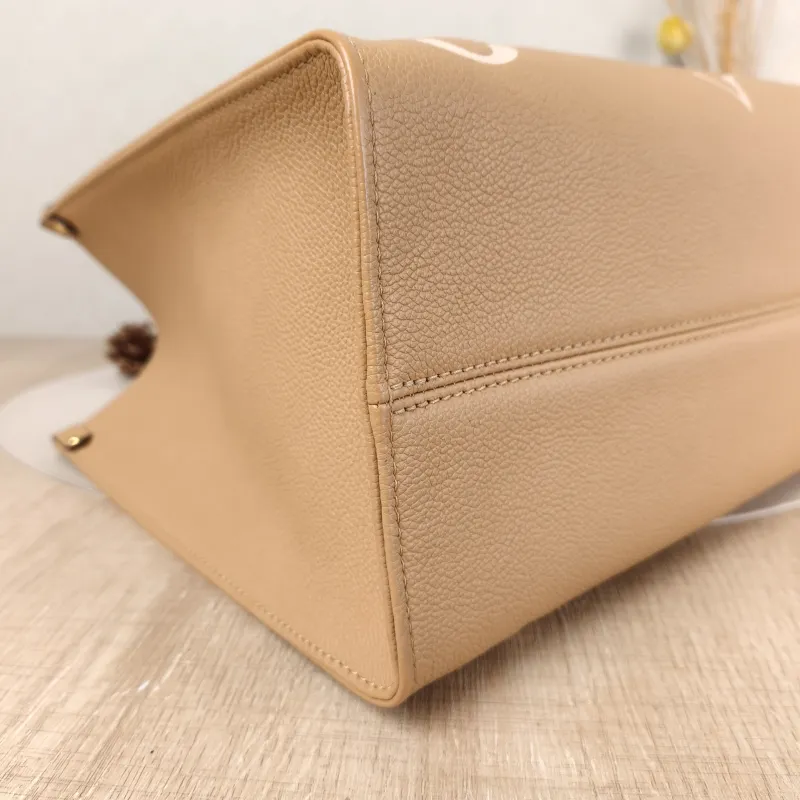 Louis Vuitton Shoulder Bag Onthego Medium Caramel · White Calfskin Medium 35 × 14 × 27 cm — detail view 5 of 10