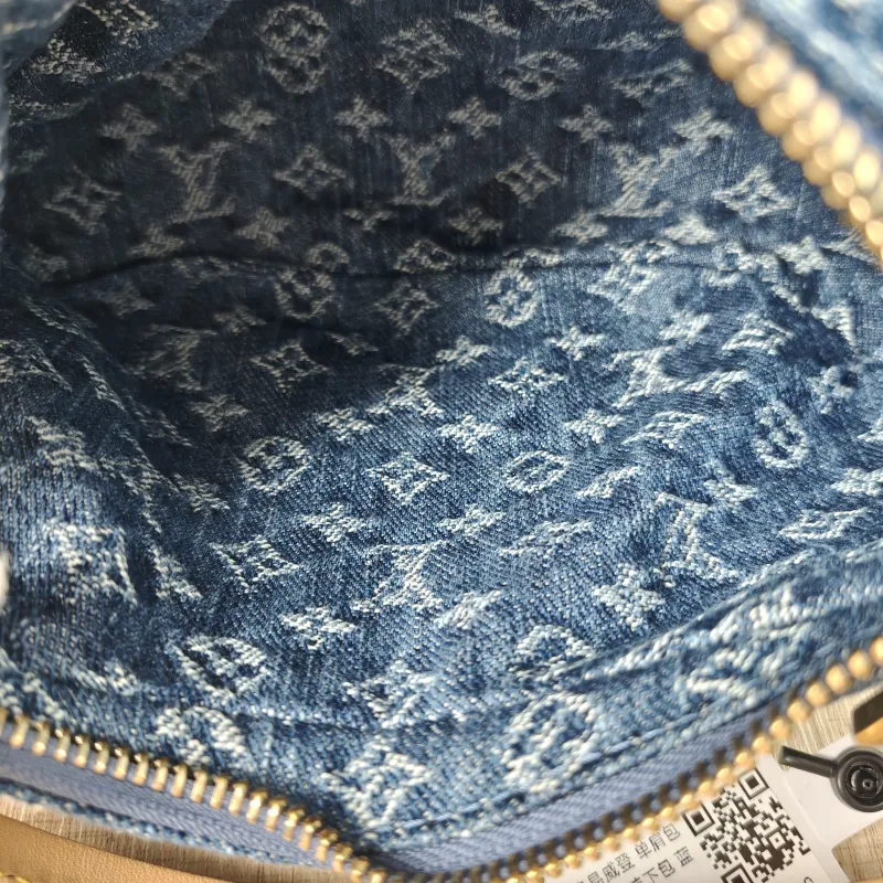 Louis Vuitton Shoulder Bag Pochette Valley Blue One Size 21 × 7 × 15 cm — detail view 2 of 12