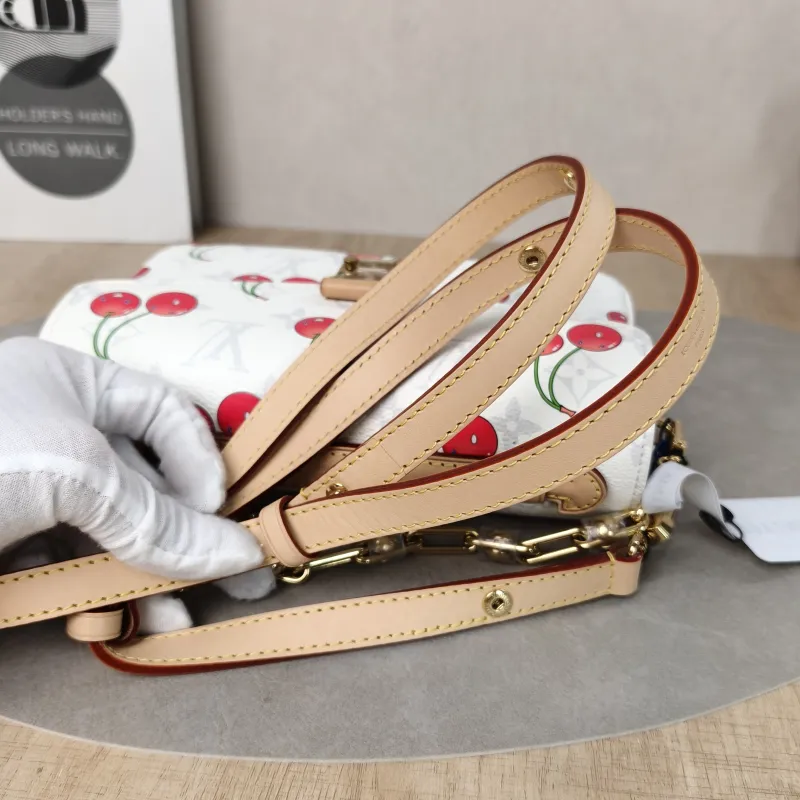 Louis Vuitton Crossbody Bag Pochette Métis East West White · PVC Small21.5 × 6 × 13.5 cm — detail view 5 of 16