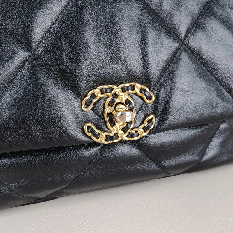 Chanel Crossbody Bag19Bag Black SL ambskin Small26 × 9 × 16 cm — detail view 10 of 15
