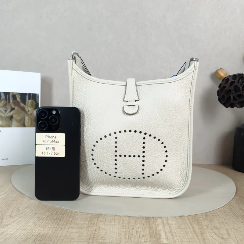 Hermès Crossbody Bag Evelyne 23 23 10Craie Taurillon Clemence TC Calfskin 23 × 6 × 24 cm G — cover view 2 of 6