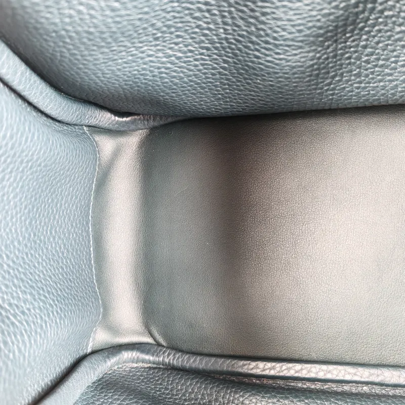 Hermès Crossbody Bag Lindy 266O Taurillon Clemence TC Calfskin Small26 × 12 × 18 cm — detail view 7 of 11