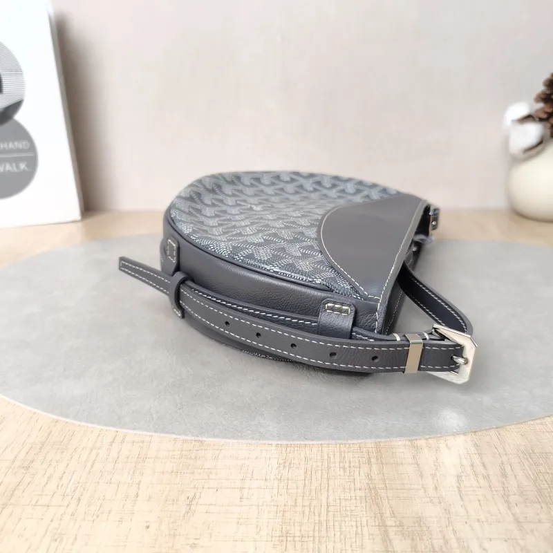GOYARD Crossbody Bag Hirondelle Grey Canvas ine25 × 6 × 17 cm — detail view 4 of 12