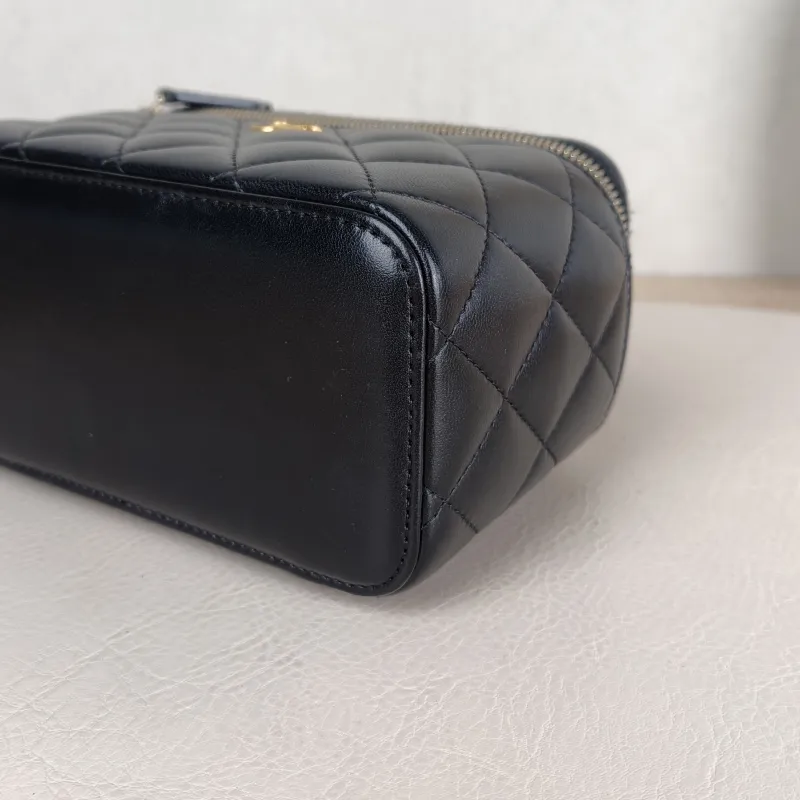 Chanel Crossbody Bag Edition Black Lambskin One Size 16 × 8 × 9.5 cm 32 — detail view 2 of 14