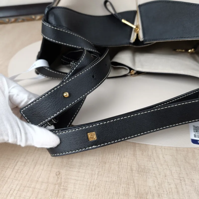 LOEWE Crossbody Bag Hammock Colorblock Calfskin Medium29 × 14 × 32 cm — detail view 8 of 12