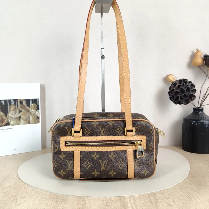 Louis Vuitton Shoulder Bag cite Monogram PVC One Size 26 × 11 × 16 cm