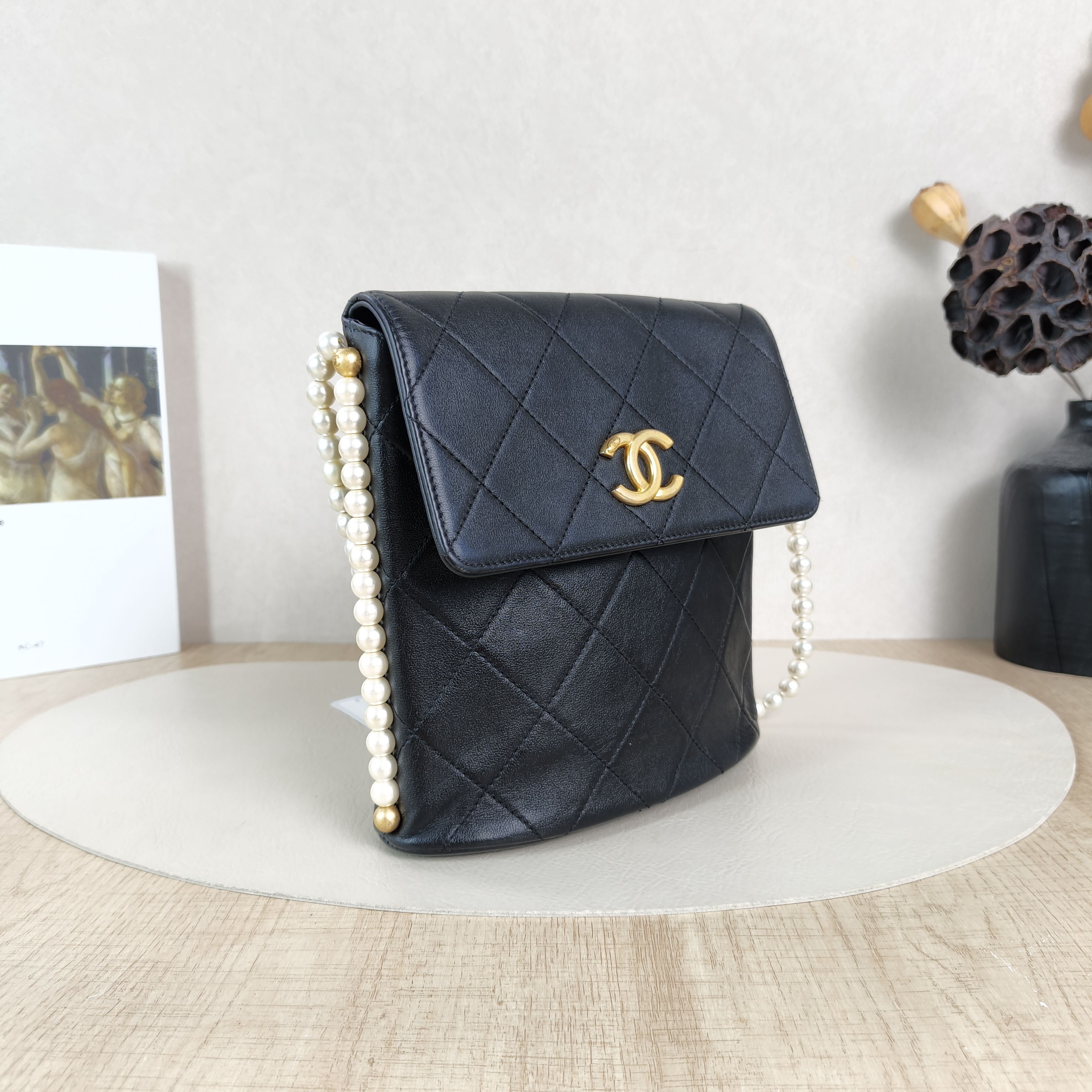 Chanel Crossbody Bag Pearl Crossbody Bag Black Calfskin One Size18.5 × 7.5 × 19 cm — cover view 4 of 6