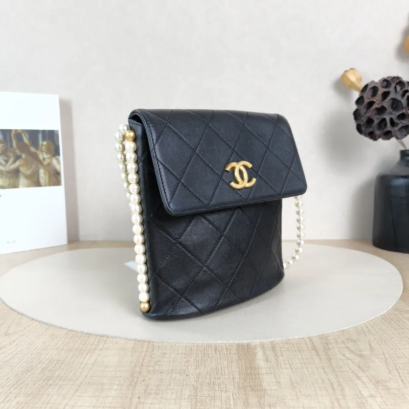 Chanel Crossbody Bag Pearl Crossbody Bag Black Calfskin One Size18.5 × 7.5 × 19 cm — cover view 4 of 6