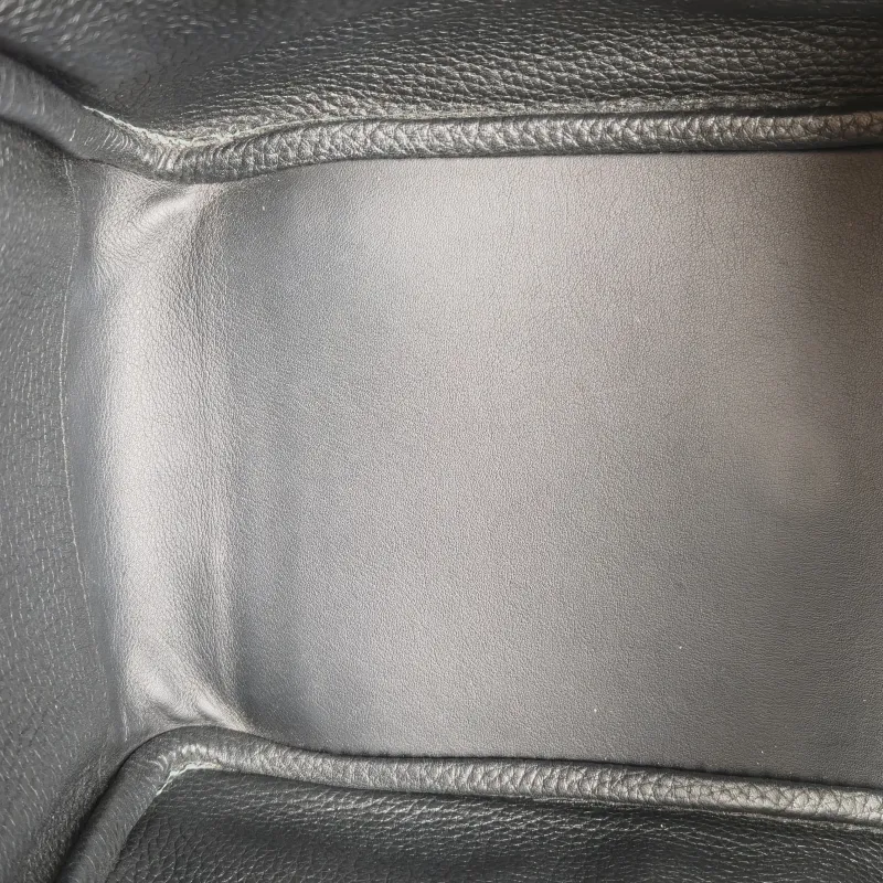 Hermès Crossbody Bag Lindy 3089Black Taurillon Clemence TC Calfskin Medium30 × 15 × 19 cm — detail view 9 of 13
