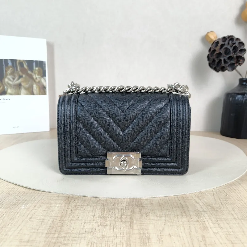 Chanel Crossbody Bag v leboy Black Grained Calfskin Small 20.5 × 8.5 × 12 cm 29