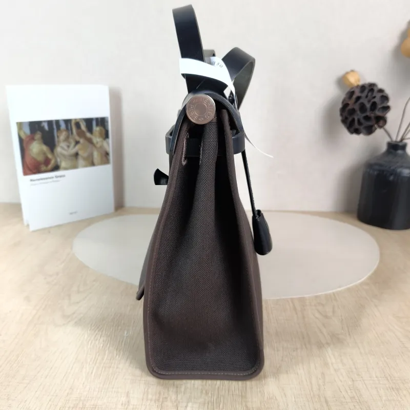 Hermès Shoulder Bag Herbag 31 Canvas Medium 30.5 × 11 × 25.5 cm Y — detail view 3 of 15