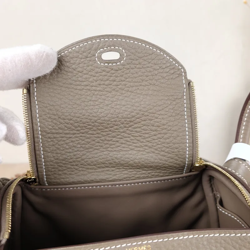 Hermès Crossbody Bag Lindy Mini 1918 TC Calfskinmini19 × 9.5 × 13 cm — detail view 3 of 12