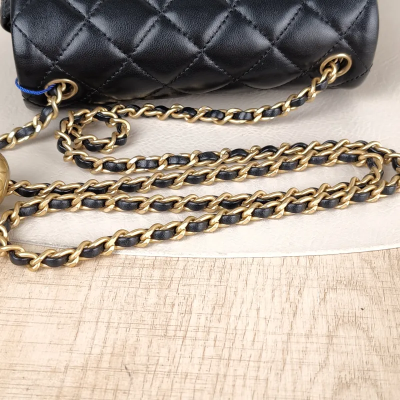 Chanel Crossbody Bag Black Lambskinmini17 × 8 × 13.5 cm — detail view 2 of 16