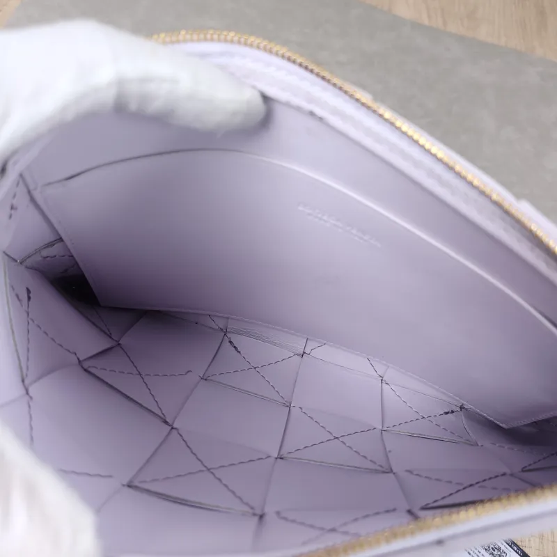 Bottega Veneta Clutch Clutch — detail view 11 of 13