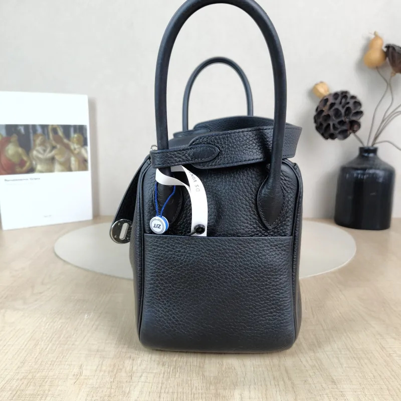 Hermès Crossbody Bag Lindy 26 89Black Taurillon Clemence TC Calfskin Small 26 × 12 × 18 cm B — detail view 8 of 11