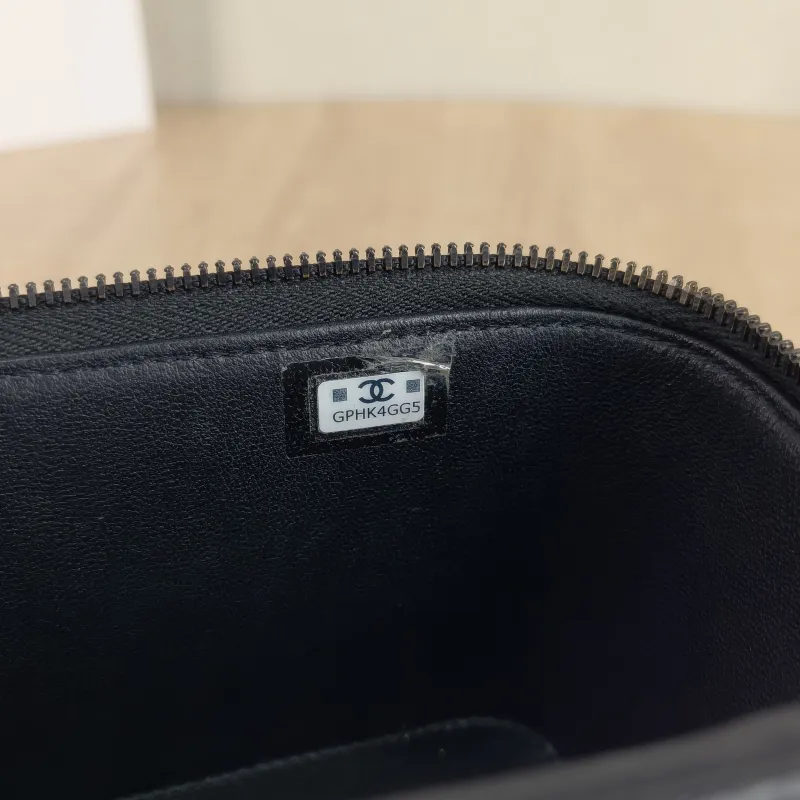 Chanel Crossbody Bag Edition Black Lambskin Mini 16 × 8 × 9.5 cm — detail view 2 of 12