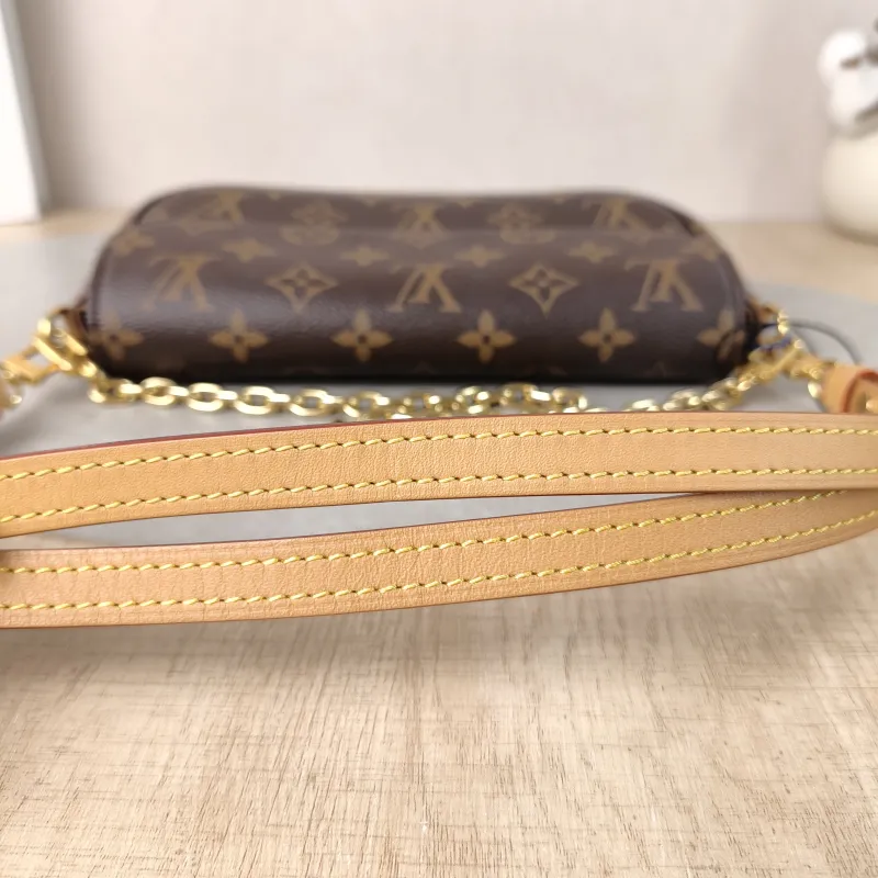 Louis Vuitton Crossbody Bag IVY Monogram PVC Small23.5 × 4.3 × 12 cm — detail view 12 of 13