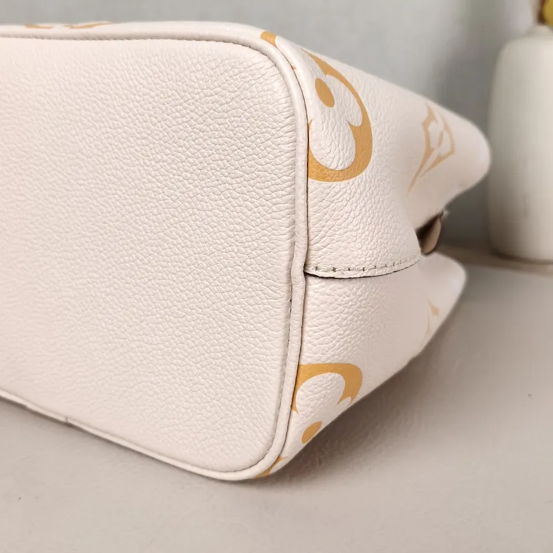 Louis Vuitton Crossbody Bag NÉONOÉ Bucket Bag BB Monogram Empreinte Embossed Calfskin BB 20 × 13 × 20 cm — detail view 2 of 11