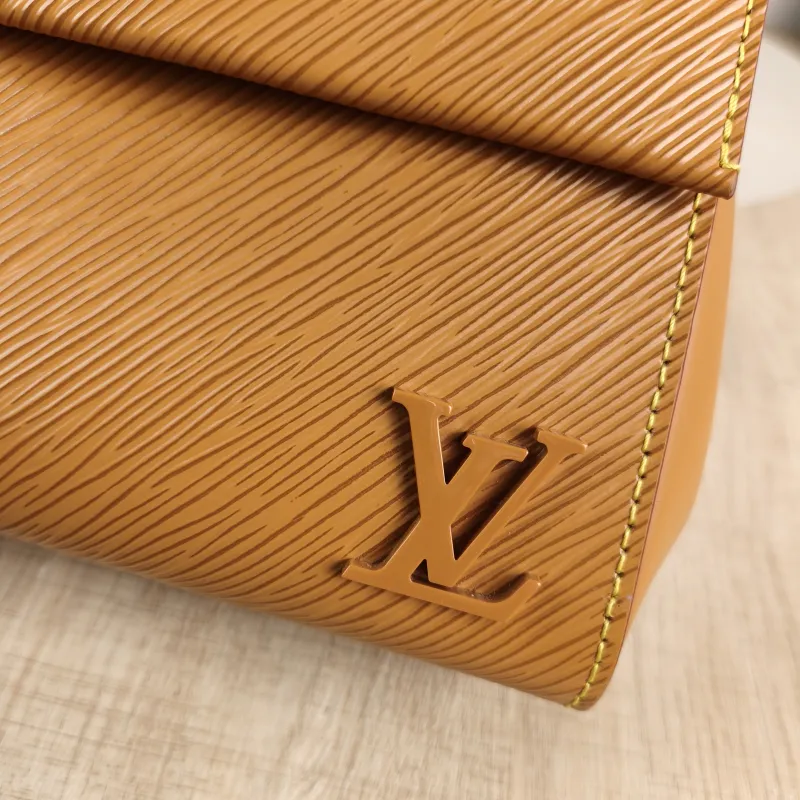 Louis Vuitton Crossbody Bag CLUNY Yellow Epi Embossed Calfskin Mini 20 × 7.5 × 16 cm Leather Tag — detail view 9 of 14