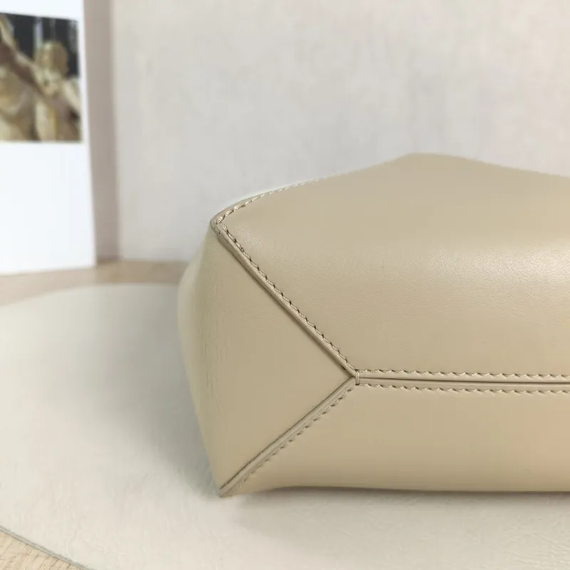LOEWE Crossbody Bag Puzzle Fold Shopping Tote Taupe · White Calfskinmini16.5 × 9.5 × 20 cm — detail view 4 of 11