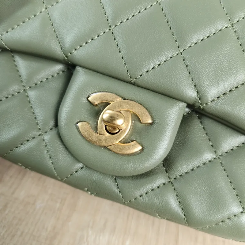 Chanel Crossbody Bag Lambskin One Size 17 × 8 × 13.5 cm — detail view 4 of 12