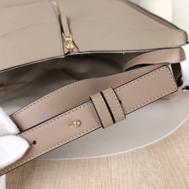 LOEWE Shoulder Bag Hammock Calfskin Small 30 × 14 × 25 cm — detail view 6 of 8