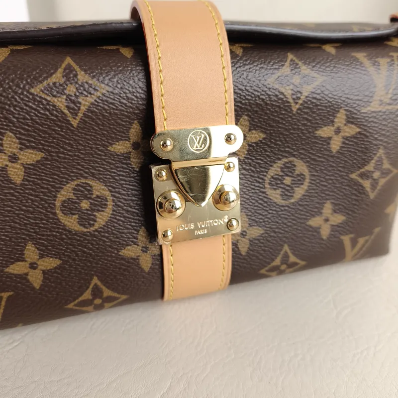 Louis Vuitton Shoulder Bag Pochette Mia Monogram PVC One Size 22 × 8 × 14.5 cm — detail view 9 of 10