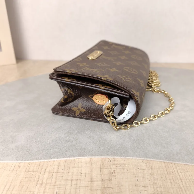 Louis Vuitton Crossbody Bag LILY Chain Bagwoc Monogram PVC 21 × 3.5 × 10.5 cm — detail view 8 of 10