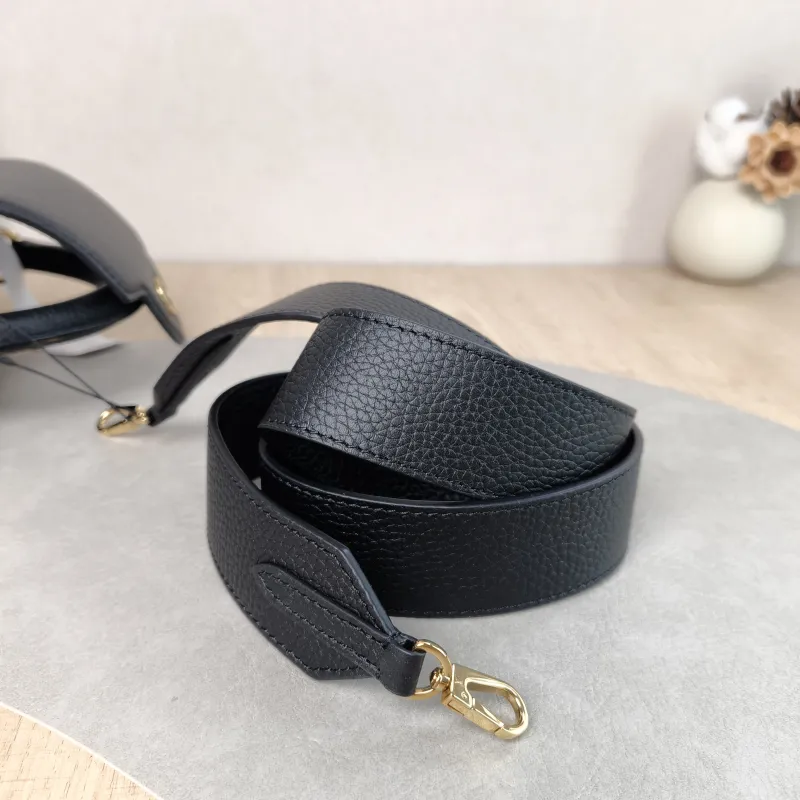 Louis Vuitton Crossbody Bag Capucines Black · Calfskin Mini 21 × 8 × 14 cm — detail view 11 of 13