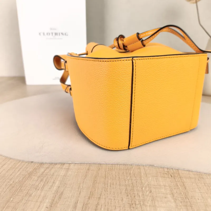 LOEWE Crossbody Bag Hammock Calfskinmini17 × 11 × 19.5 cm — detail view 3 of 11