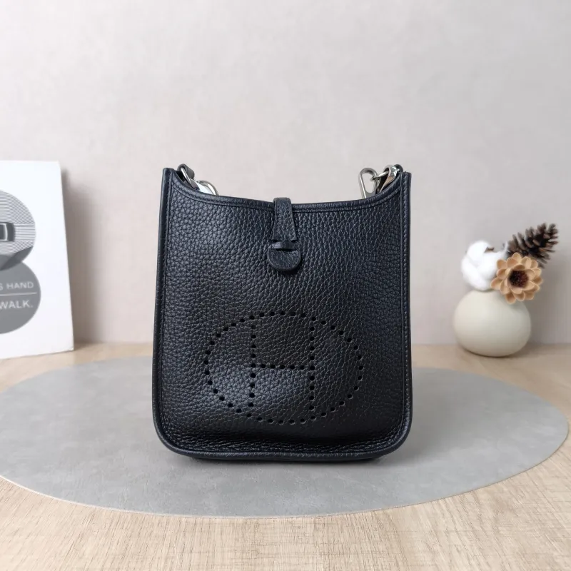 Hermès Crossbody Bag Evelyne Mini 16 Mini 16 Black TC Calfskin Mini 17 × 5.5 × 18 cm U