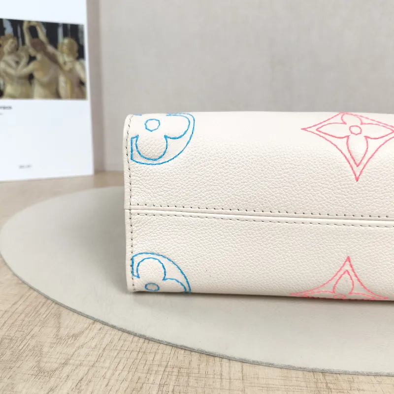 Louis Vuitton Top Handle Bag Onthego White · Embroidered Calfskin Small25 × 11.5 × 19 cm — detail view 5 of 10