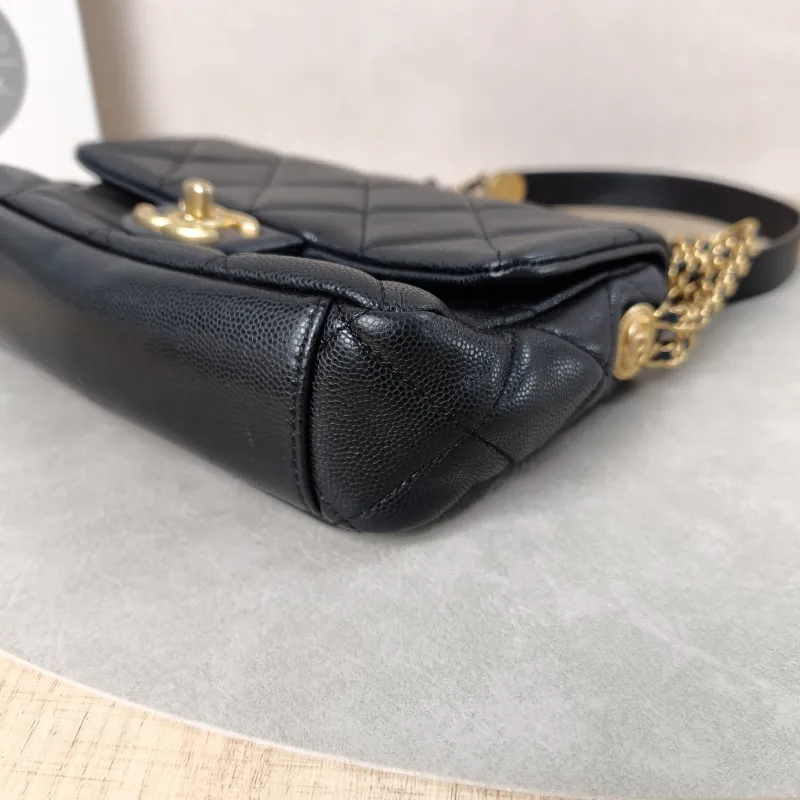 Chanel Crossbody Bag22a Black Grained Calfskin One Size20 × 6 × 15 cm — detail view 9 of 16