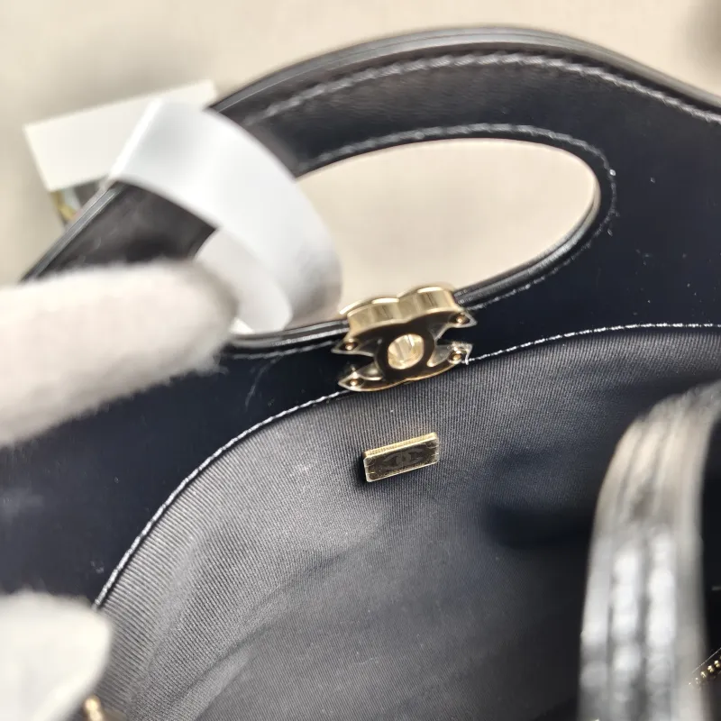 Chanel Crossbody Bag 31Bag Black Waxed Leather Mini 23 × 5.5 × 22 cm — detail view 8 of 13