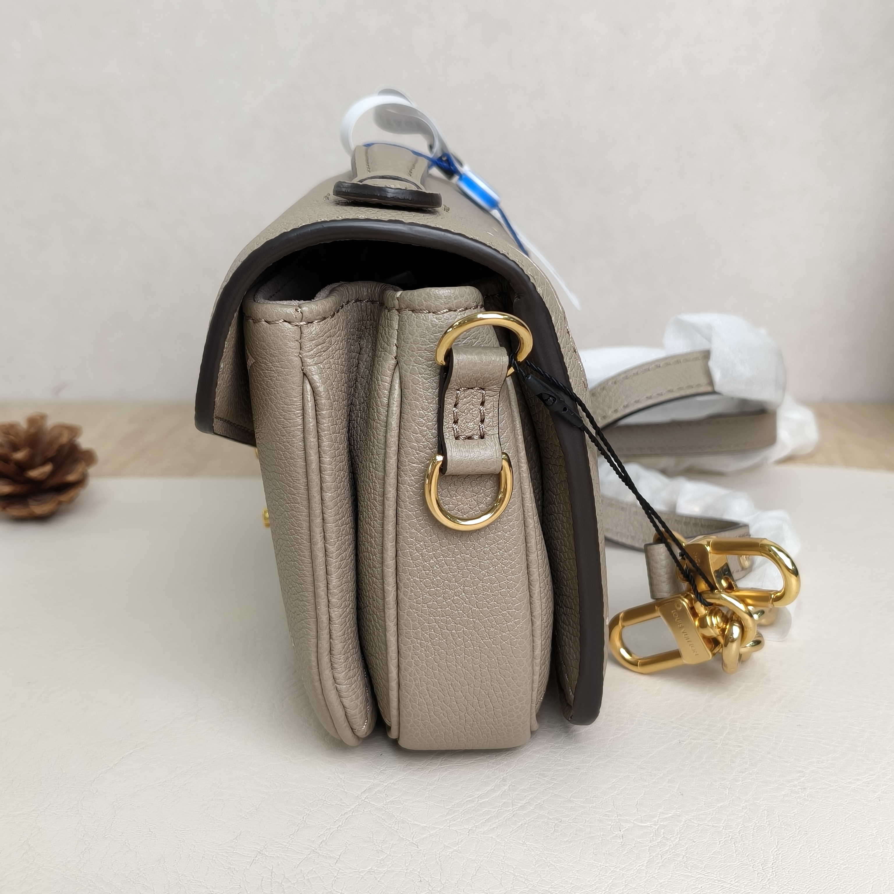 Louis Vuitton pochettemetiseastwest Messenger Bag Calfskin Microchip Edition · Two Straps · 21.5 × 6 × 13.5 cm — cover view 13 of 13