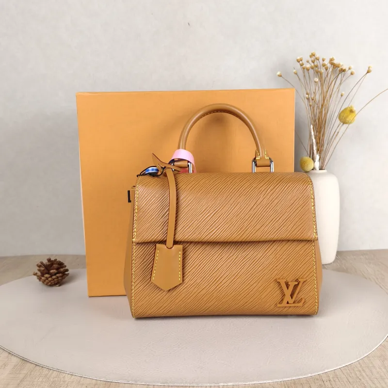 Louis Vuitton Crossbody Bag CLUNY Caramel Epi Embossed Calfskinmini20 × 7.5 × 16 cm — cover view 4 of 6