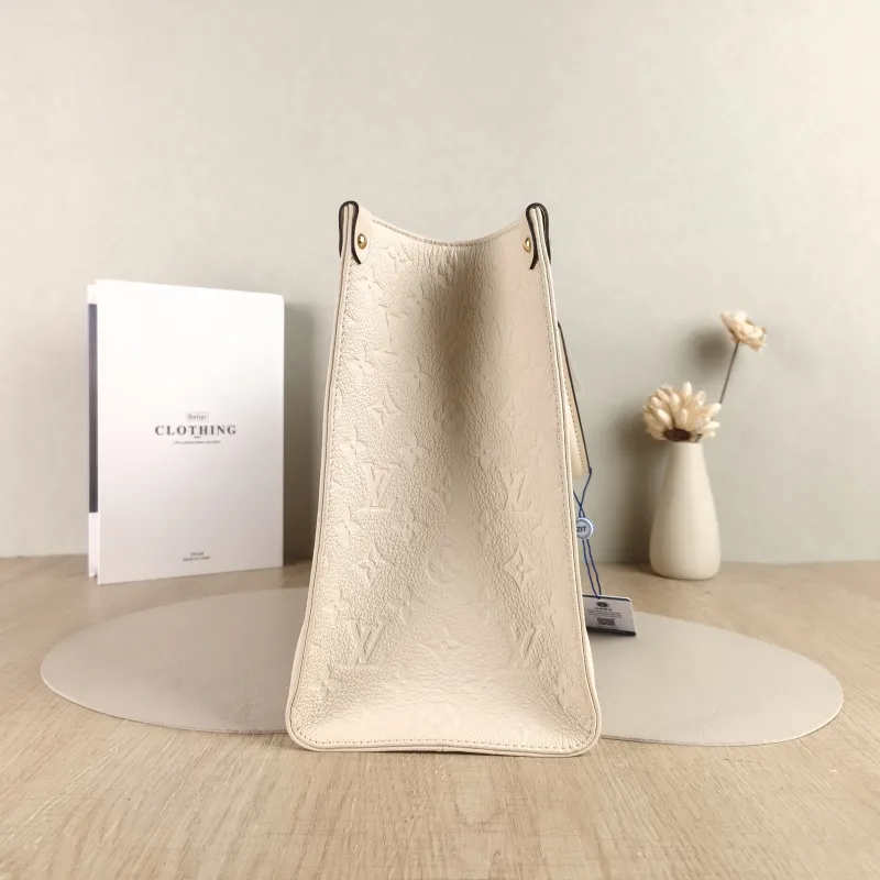 Louis Vuitton Shoulder Bag Onthego Medium White Monogram Empreinte Embossed Calfskin Medium 35 × 14 × 27 cm — detail view 4 of 10