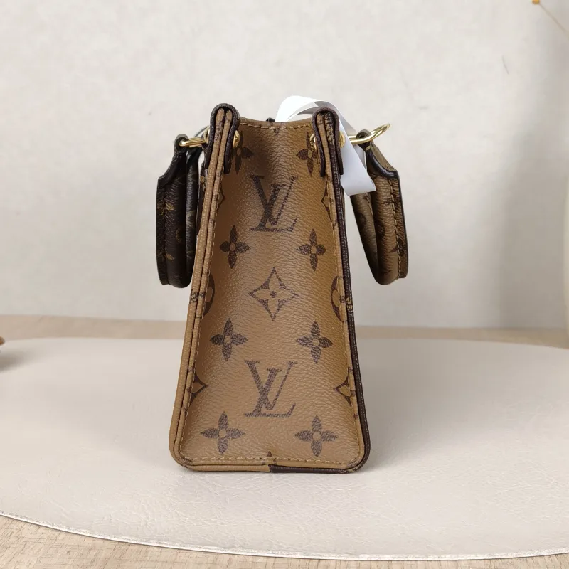 Louis Vuitton Crossbody Bag Onthego BB Monogram PVCBB18 × 8.5 × 15 cm — detail view 3 of 13