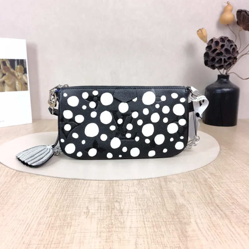 Louis Vuitton Crossbody Bag Multi Pochette Accessoires Black · Calfskin Small25 × 4.5 × 14.5 cm Inner Pouch