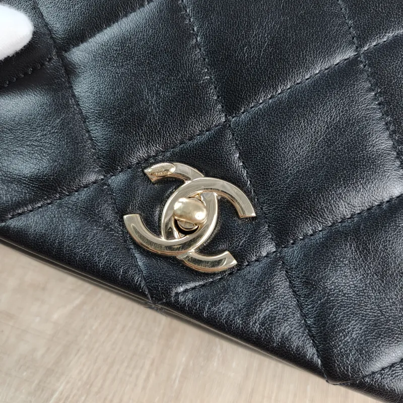 Chanel Shoulder Bag Black Lambskin One Size 17.5 × 6 × 12 cm — detail view 1 of 11
