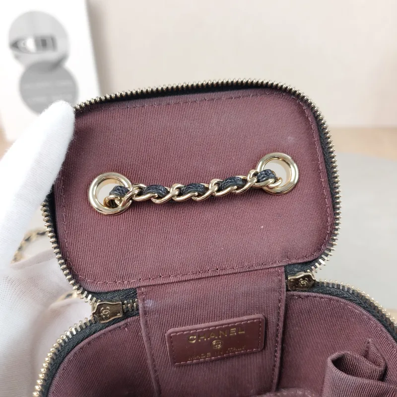 Chanel Crossbody Bag Edition Black Grained Calfskin Mini 11 × 7 × 9 cm 31 — detail view 7 of 11