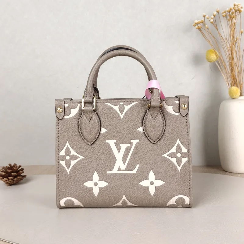 Louis Vuitton Crossbody Bag Onthego BB · White Empreinte Embossed Calfskin BB 18 × 8.5 × 15 cm
